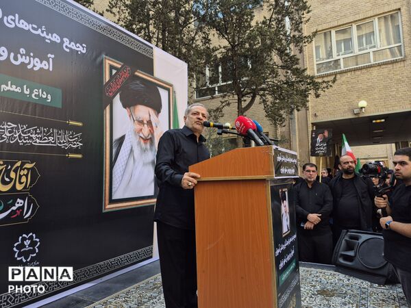 آخرین بدرقه؛فرهنگیان و دانش‌آموزان در سوگ رهبر شهیدشان