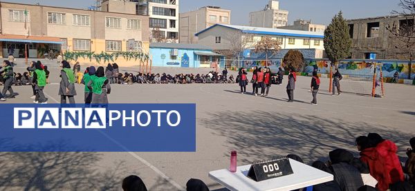 مسابقه هندبال به‌مناسبت دهه فجر در دبیرستان صدیقه 2 