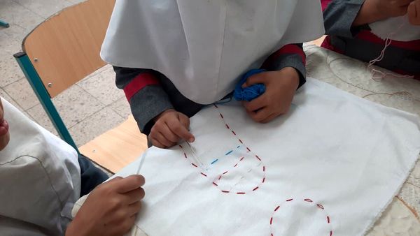 وقتی معلم، خیاط می‌شود