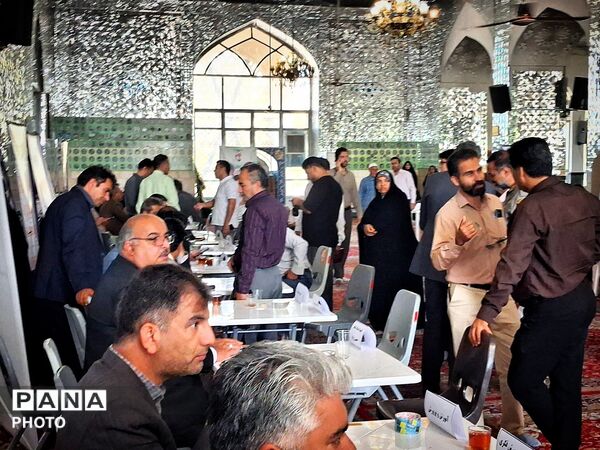 برپایی میز ارتباطات مردمی مسئولان کاشمر در هفته دولت