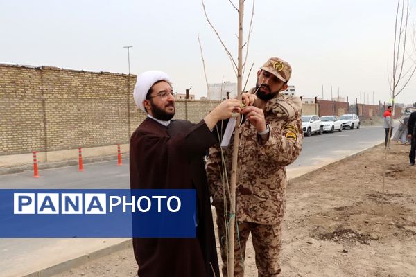 کاشت درخت به یاد شهدا در محمدشهر 