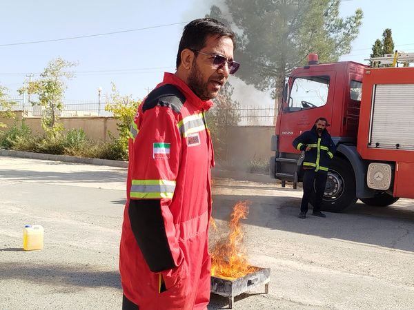 مانور آتش نشانی به مناسبت هفته پدافند غیر عامل در دانشگاه پیام نور کاشمر