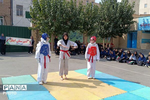  حرکات های ورزشی توسط ورزشکاران دبیرستان ایثار یک  به مناسبت هفته تربیت بدنی 