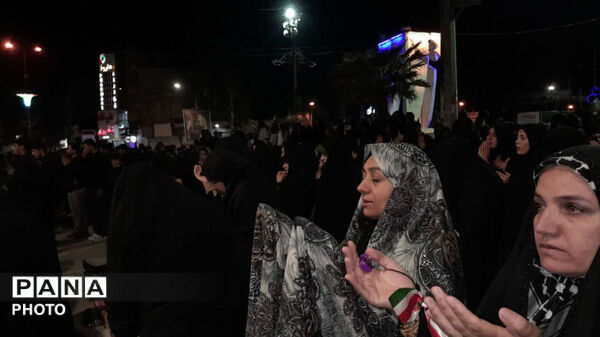 نماز استغاثه به امام زمان (عج) در شصت و دومین قرار عاشقانه، میدان امام خمینی(ره) شهرستان کوهدشت