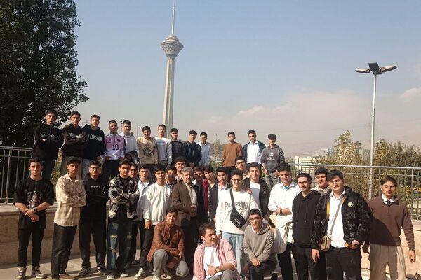 بازدید دانش‌آموزان دبیرستان شهدای علم‌ و فناوری بهارستان دو از دانشکده دندانپزشکی تهران 