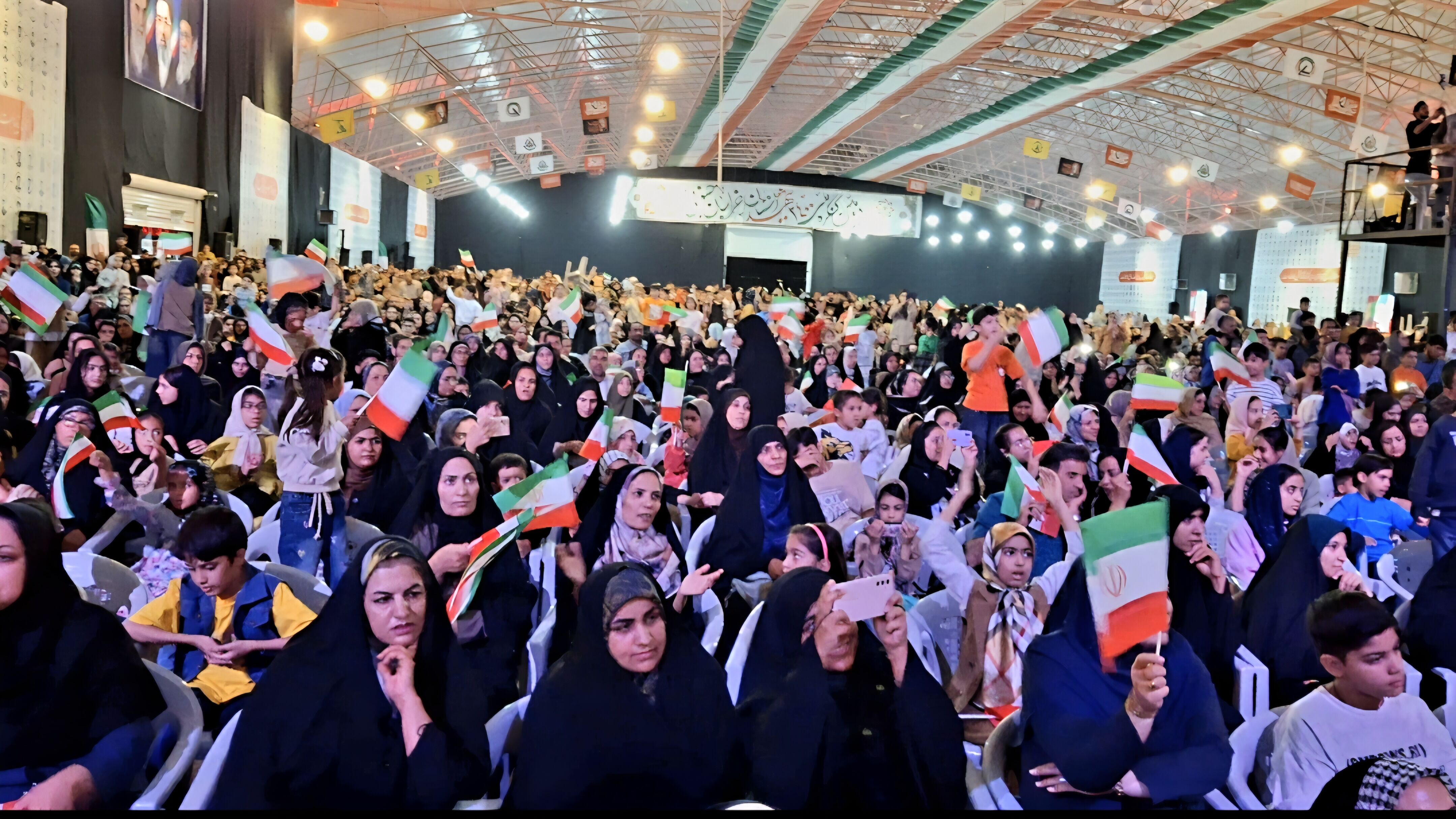 احسان و آقای مدرس در محفل یادبود ۲۴۰۰ شهید خراسان جنوبی