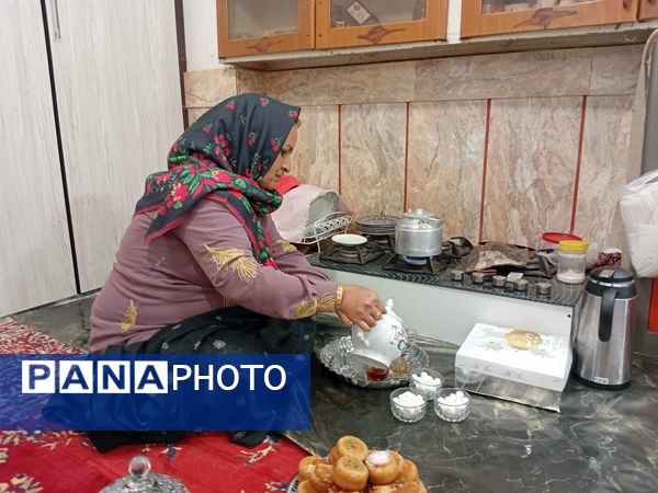 دیدار مسئولین پایگاه کوثر روستای نقاب با مادر شهید غلام زاده