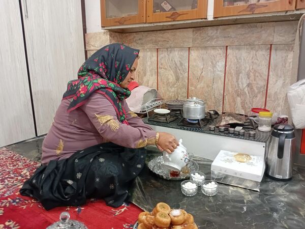 دیدار مسئولین پایگاه کوثر روستای نقاب با مادر شهید غلام زاده