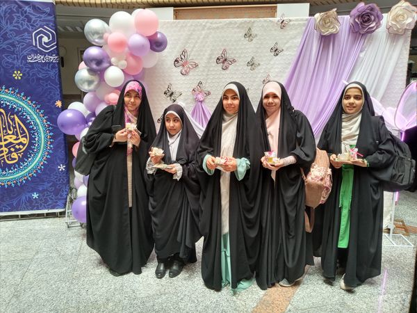 حضور دانش‌آموزان دبیرستان میعاد قم در همایش مرکز مدیریت حوزه علمیه خواهران به مناسبت دهه کرامت