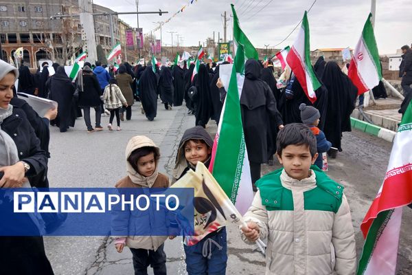 حضور اقشار مختلف مردم پردیس در راهپیمایی ۲۲بهمن 