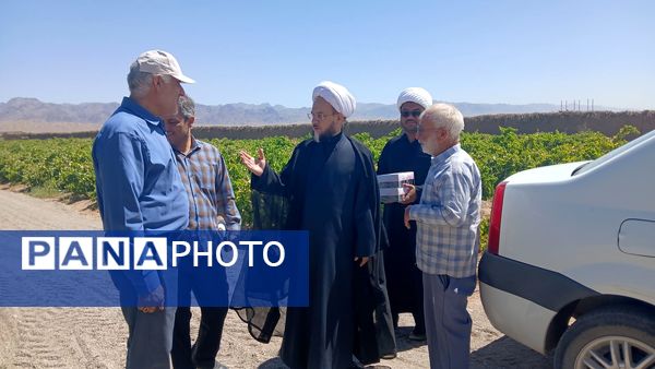 بازدید امام جمعه و رییس اداره کمیته امداد شهرستان خلیل‌آباد از کشاورزان 