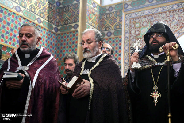 تشییع پیکر شهید اوانس سیمونیان از شهدای ارامنه جنگ رمضان در اصفهان
