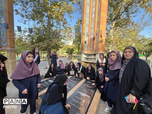 اردوی زیارتی دانش‌آموزان در جوار مزار شهید گمنام
