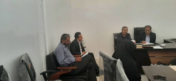 نشست مدیر آموزش و پرورش ناحیه یک بندرعباس با بخشدار و دهیاران بخش شمیل