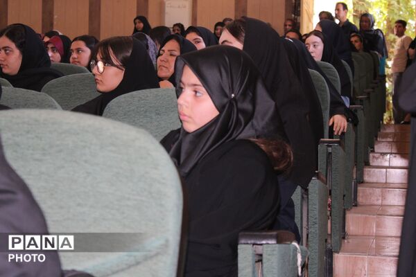 تجلیل از دانش آموزان  برگزیده در مسابقات قرآن و عترت 