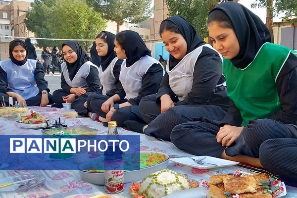 مراسم هفته تربیت‌بدنی در دبیرستان حکمت بهارستان‌۲ 