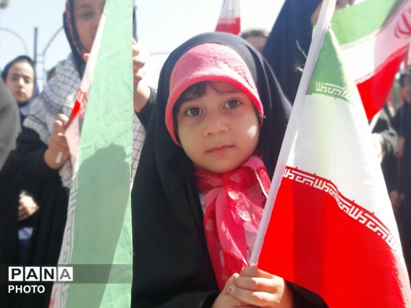 حماسه سرود 1000نفری دانش‌آموزان ناحیه ۴ کرج در بزرگداشت رهبر شهید