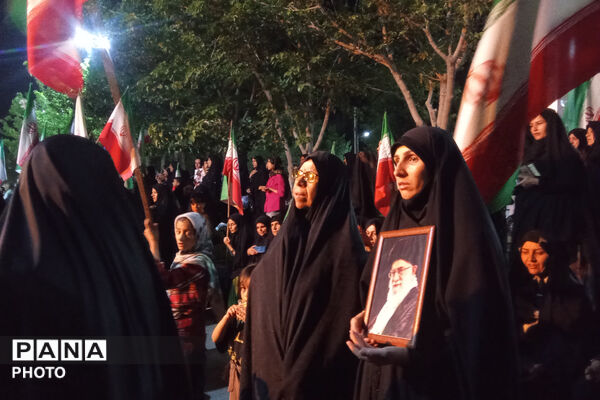 ایستادگی در سایه پرچم وطن