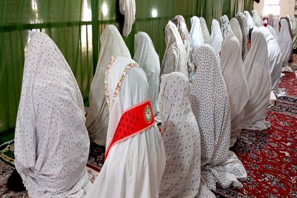اقامه نماز جماعت باحضور معتکفین در مسجد جامع شهر بار نیشابور 