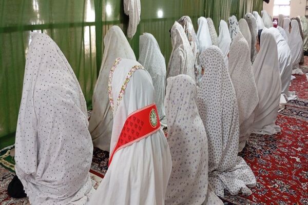 اقامه نماز جماعت باحضور معتکفین در مسجد جامع شهر بار نیشابور 