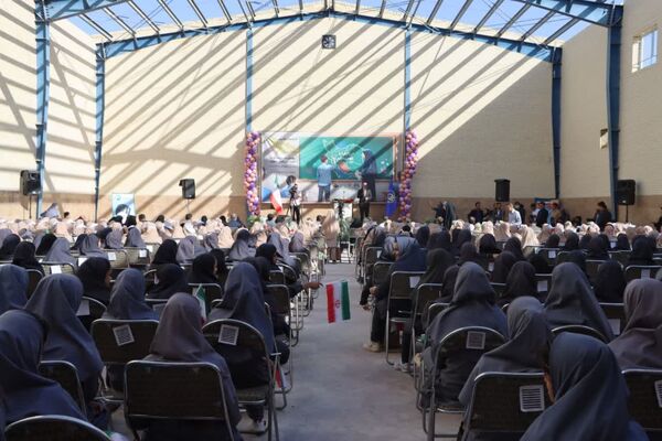 مراسم جشن ملی عاطفه‌ها در دبیرستان دخترانه شهید دکتر پاکنژاد یزد 