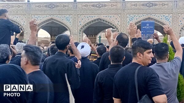 بیرق سیاه عزا در شب اول محرم بر گنبد ملکوتی امام هشتم برافراشته شد