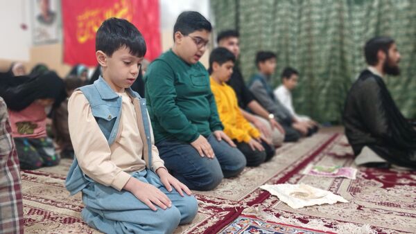 تقدیر دانش‌آموزان فعال فرهنگی‌هنری از مادرانشان با همکاری مربی در محمدشهر کرج