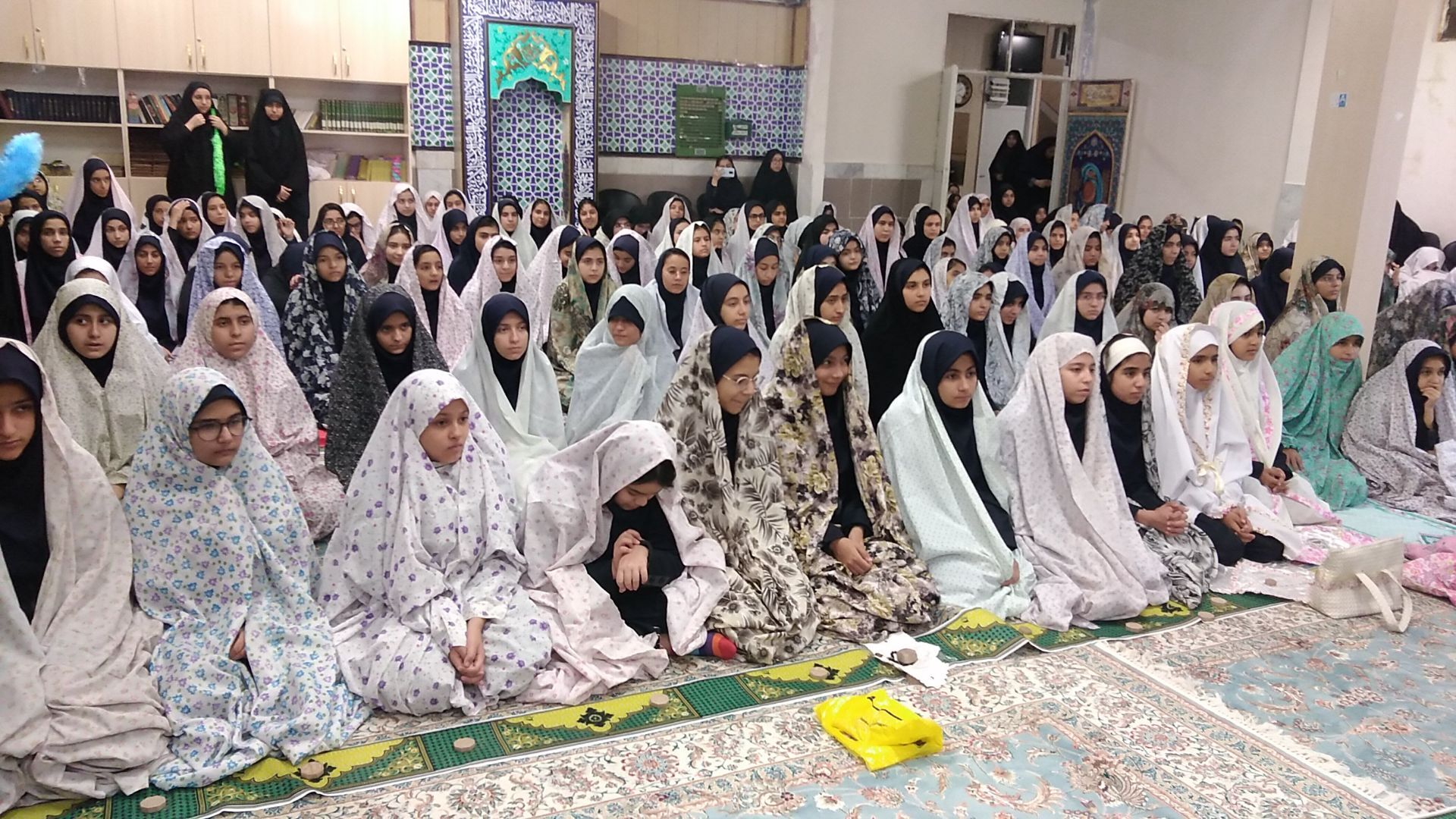 آیین نواخته شدن زنگ نماز در دبیرستان نجمه