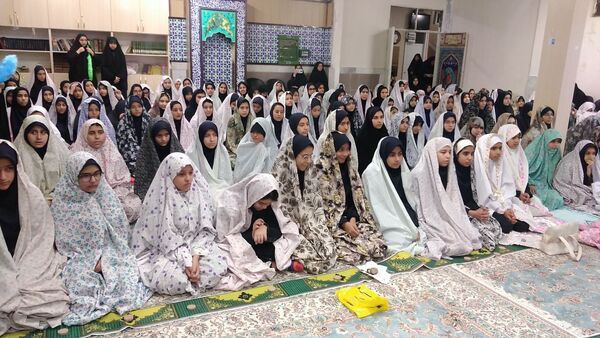 آیین نواخته شدن زنگ نماز در دبیرستان نجمه