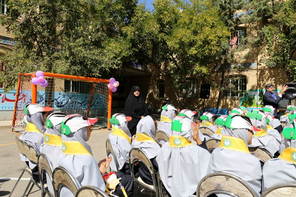 جشن عاطفه‌ها در دبیرستان ۱۳ آبان تبریز