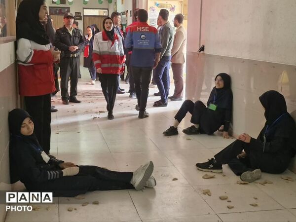 برگزاری بیست و هفتمین مانور سراسری زلزله و ایمنی در مدرسه فاطمه زهرا (س) دستگرد برخوار 