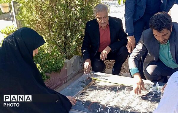 غبارروبی گلزار شهدای کوهپایه با حضور فرماندار و اعضای شورای اداری