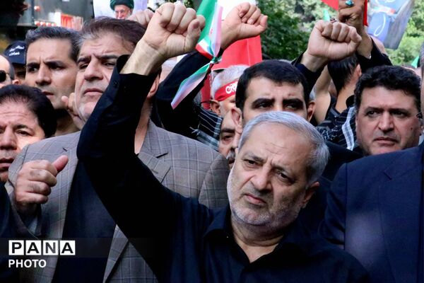 وداعِ تاریخی با «رهبر شهید ایران» از نگاه دوربین؛ تجلی بصیرت فرهنگیانِ «منطقه ۱۷» در مصلای تهران