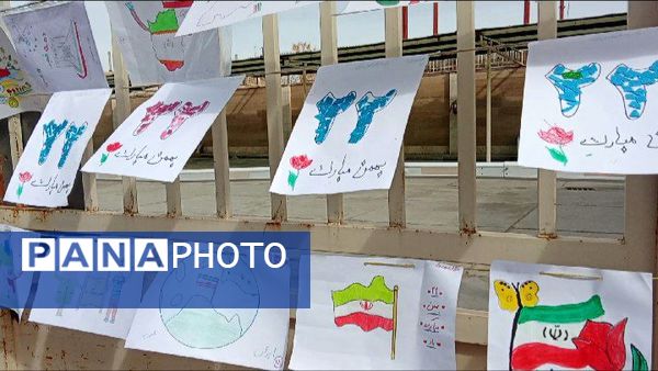 نمایش پوستر ، بنر و نقاشی ها با موضوع ۲۲ بهمن در خیابان های خلیل آباد