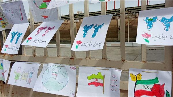 نمایش پوستر ، بنر و نقاشی ها با موضوع ۲۲ بهمن در خیابان های خلیل آباد