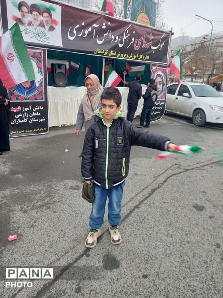 میدان انقلاب شهر سنندج، تجلی حضور خودجوش مردم در موکب شهدای فرهنگی سازمان دانش‌آموزی استان کردستان