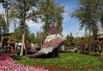 استقبال مردم از یازدهمین جشنواره لاله‌ها در کرج