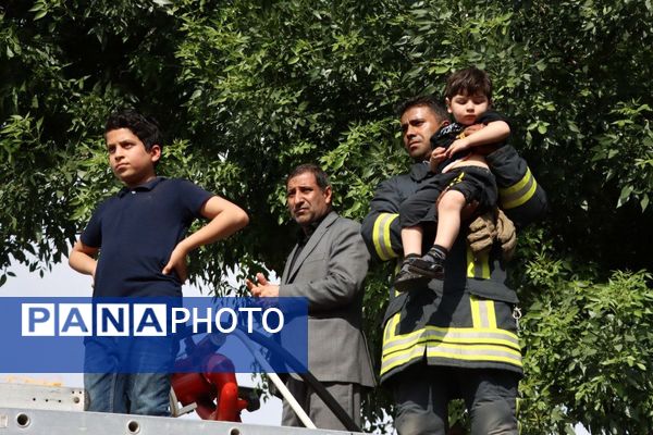 سیل خروشان زائران و مجاوران رضوی در مراسم تشییع پیکر شهدای خدمت