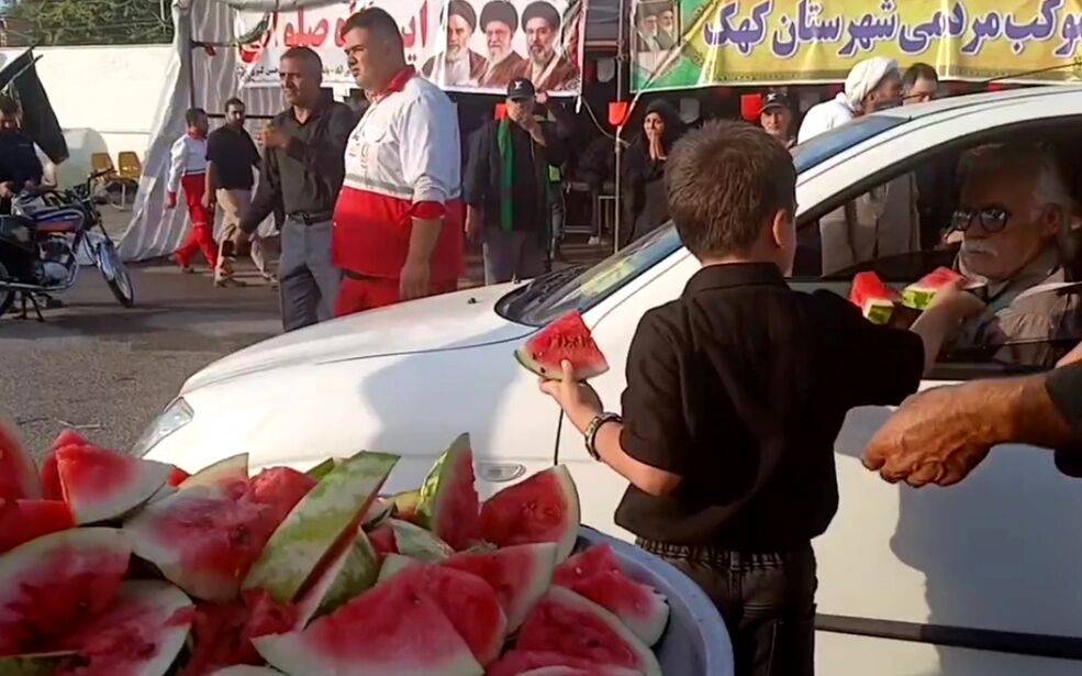استقبال اهالی شهر کهک از زائران مراسم تشییع آقای شهید ایران