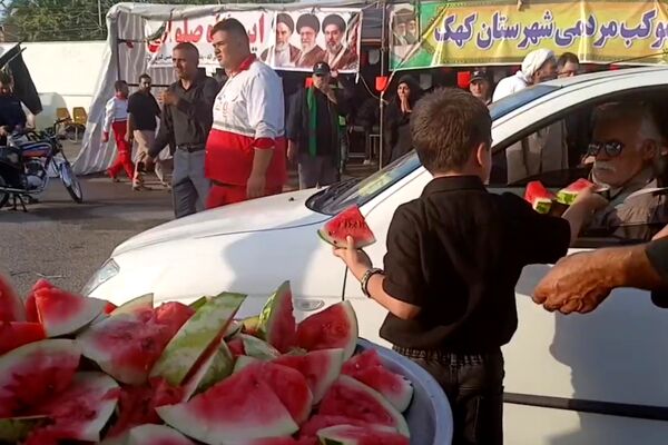 استقبال اهالی شهر کهک از زائران مراسم تشییع آقای شهید ایران
