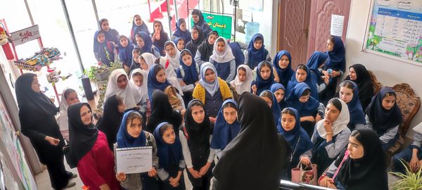 بازدید دانش‌آموزان مدرسه شهید خاقانی از گلخانه پیشه‌وران شیروان