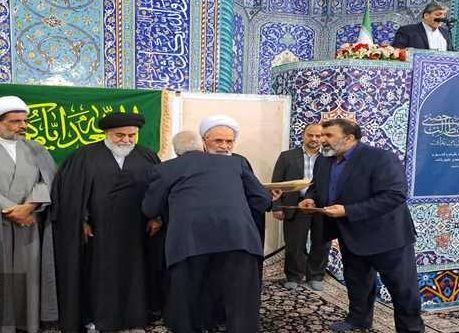 پدران شهدا در نماز جمعه قم تجلیل شدند