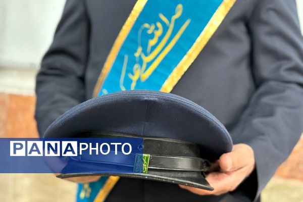 خادمان مسجد جمکران پرچم متبرک را به مدرسه شهید همت آوردند