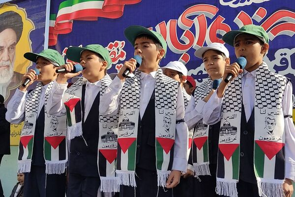 حضور پرشور دانش‌آموزان در راهپیمایی ۱۳آبان منطقه کهریزک 