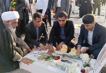 غبارروبی و عطرافشانی مزار معلمان شهید مدرسه شجره طیبه میناب به مناسبت هفته معلم
