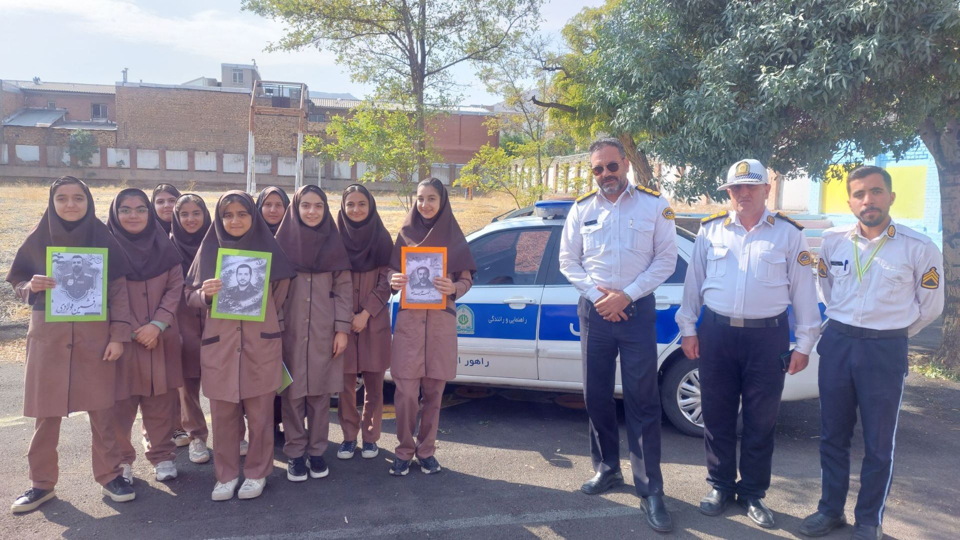 گرامیداشت هفته نیروی انتظامی در مدرسه فرهنگیان عترت