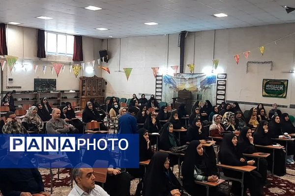 جلسات آموزشی در دبیرستان شاهد علامه طباطبایی ناحیه 2 شهرری 