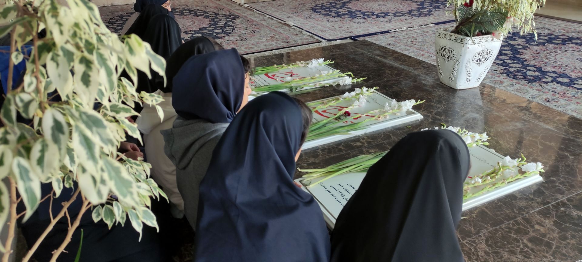 تجدید میثاق دانش‌آموزان ناحیه ۴ تبریز با آرمان‌های شهدا در موزه شمیم پایداری