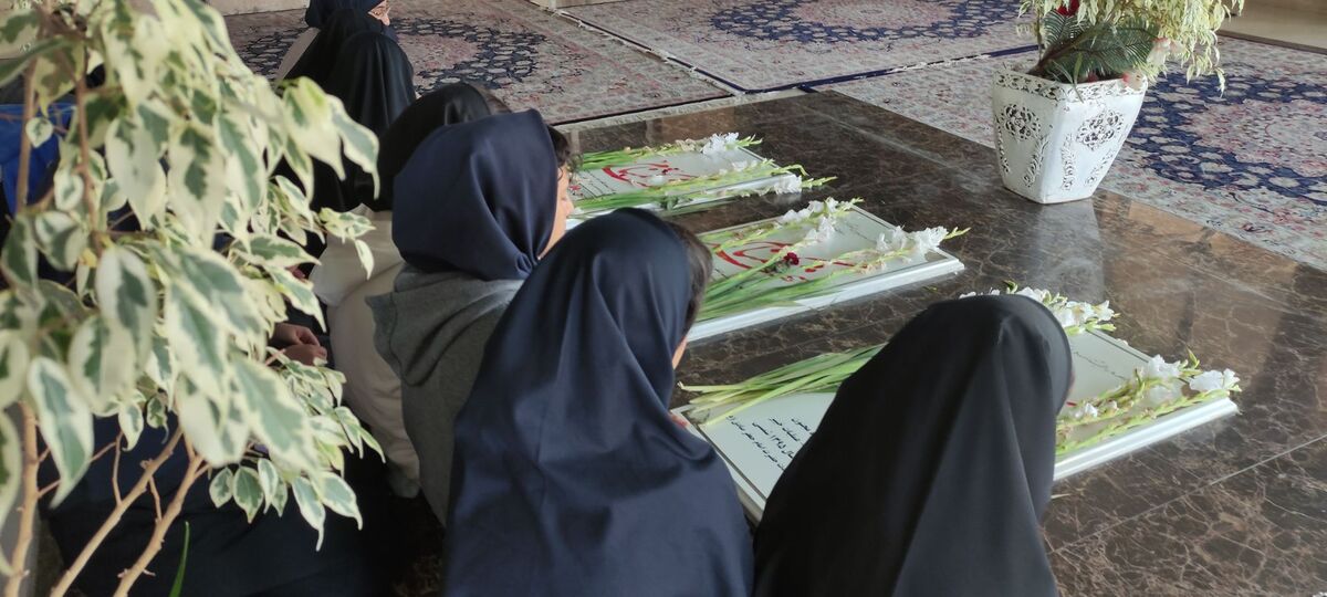 تجدید میثاق دانش‌آموزان ناحیه ۴ تبریز با آرمان‌های شهدا در موزه شمیم پایداری