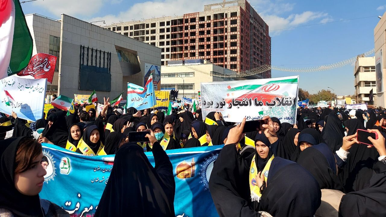 حضور پرشور دانش آموزان پیشتاز مشهدی در راهپیمایی یوم الله ۱۳ آبان